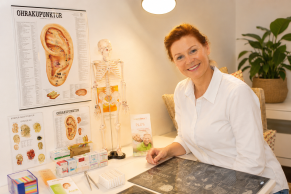Meike Kämmerer am Schreibtisch, Akupunktur