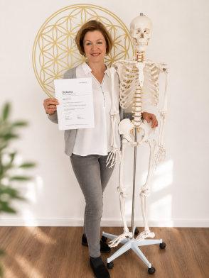 Meike Kämmerer am Skelett mit Zertifikat