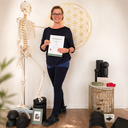 Meike Kämmerer mit Ausbildungszertifikaten