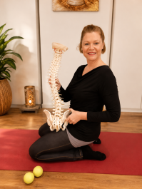 Meike Kämmerer mit Wirbelsäulenskelett, Demo Medical Yoga Workshop